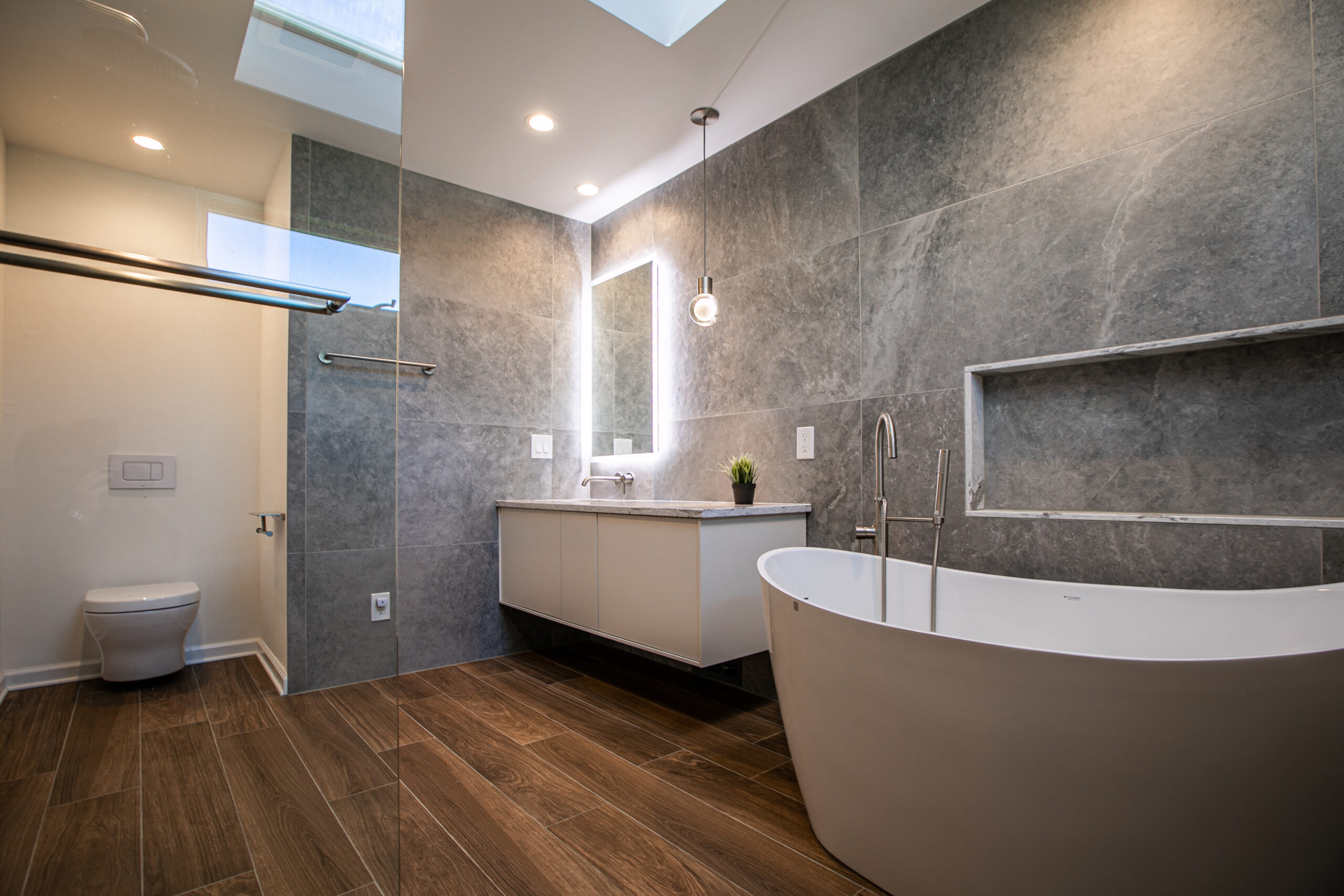 Step into Style: Get Your Dream Contemporary Primary Bathroom Before the Year Is Over